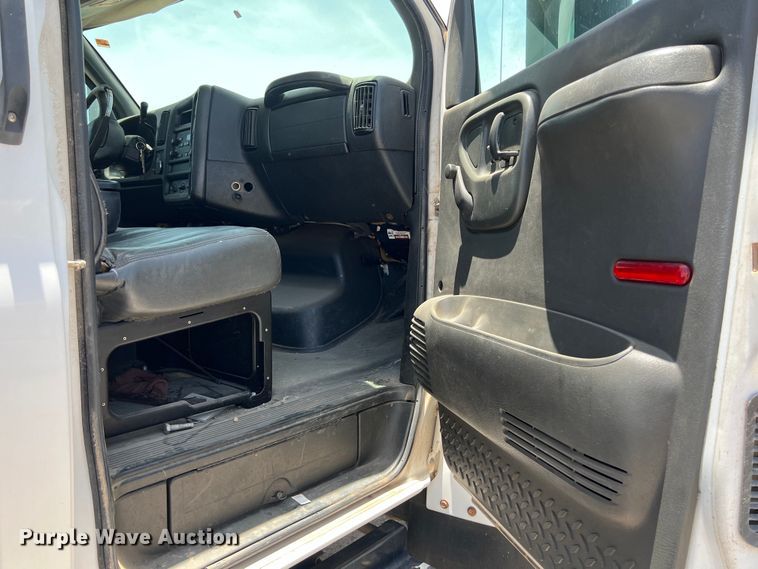 image for item DO2460 2005 GMC C4500 flatbed truck