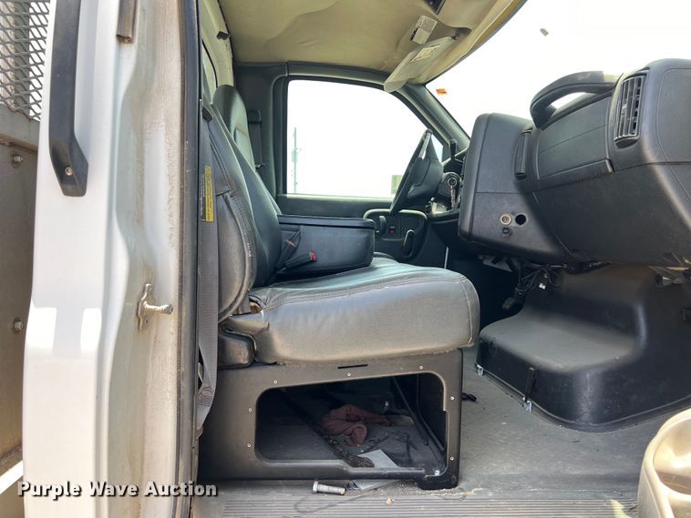 image for item DO2460 2005 GMC C4500 flatbed truck