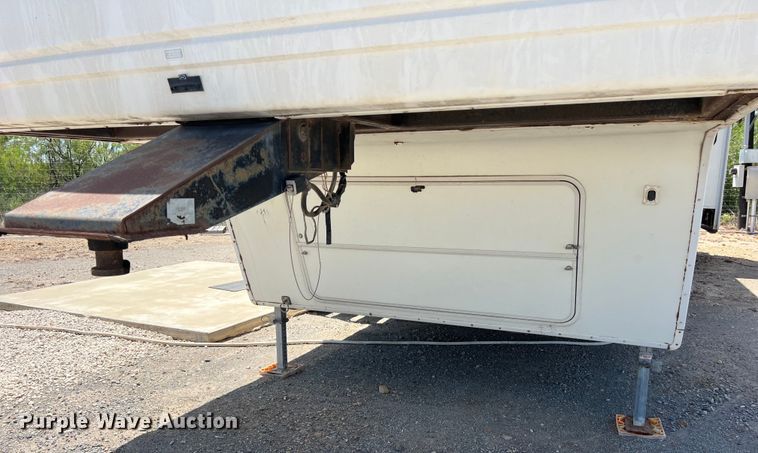 image for item DO2463 2004 Fleetwood Prowler Regal AX6 camper