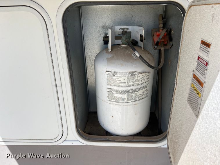 image for item DO2463 2004 Fleetwood Prowler Regal AX6 camper