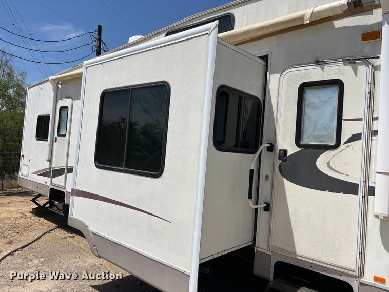 image for item DO2463 2004 Fleetwood Prowler Regal AX6 camper