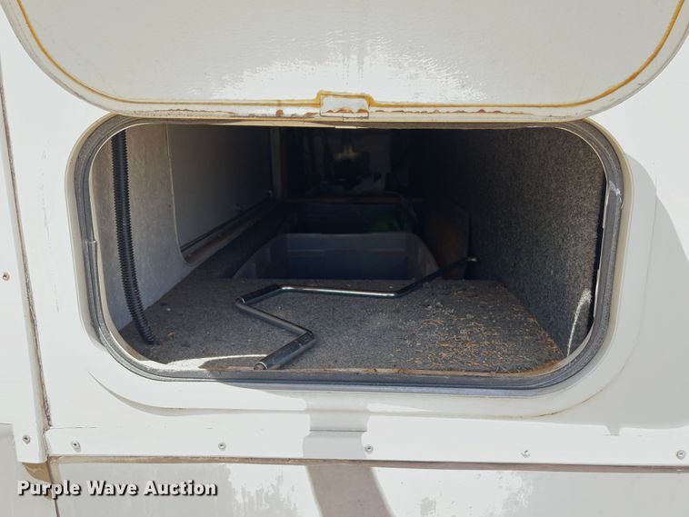 image for item DO2463 2004 Fleetwood Prowler Regal AX6 camper