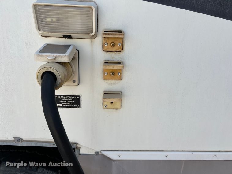 image for item DO2463 2004 Fleetwood Prowler Regal AX6 camper