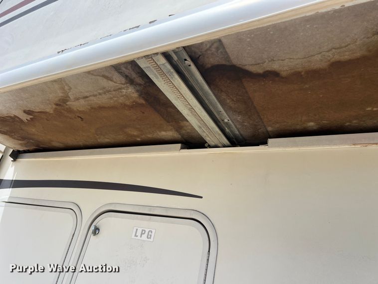 image for item DO2463 2004 Fleetwood Prowler Regal AX6 camper