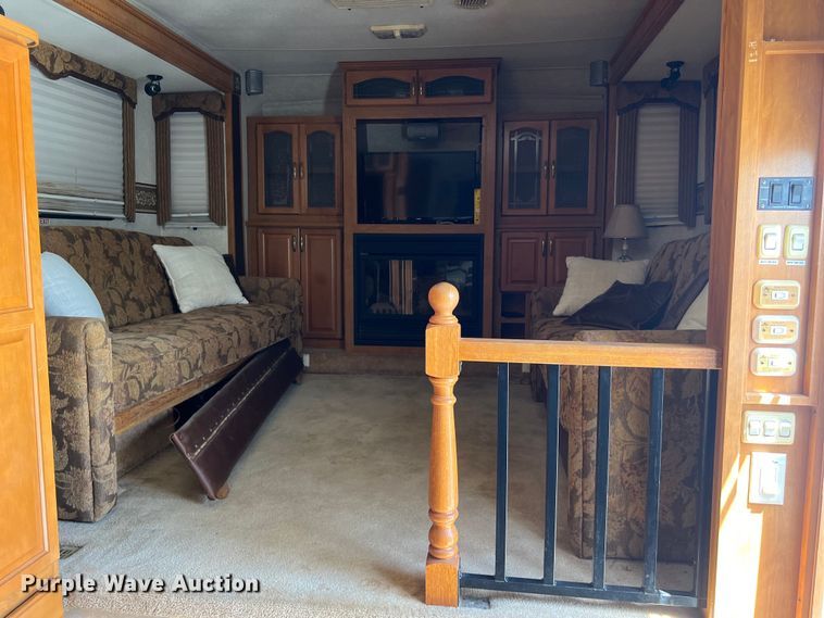 image for item DO2463 2004 Fleetwood Prowler Regal AX6 camper