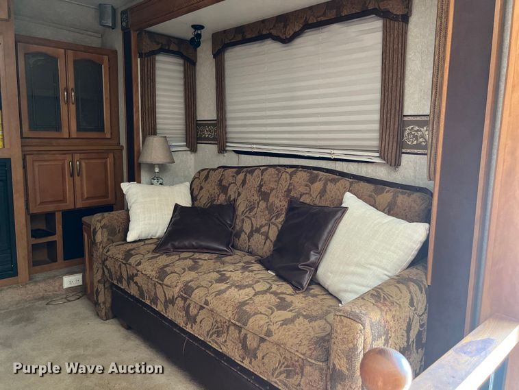 image for item DO2463 2004 Fleetwood Prowler Regal AX6 camper