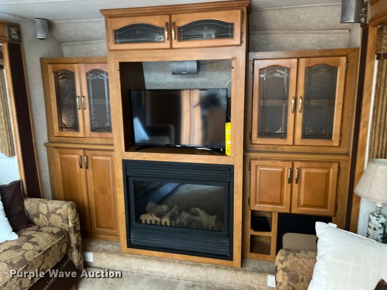 image for item DO2463 2004 Fleetwood Prowler Regal AX6 camper