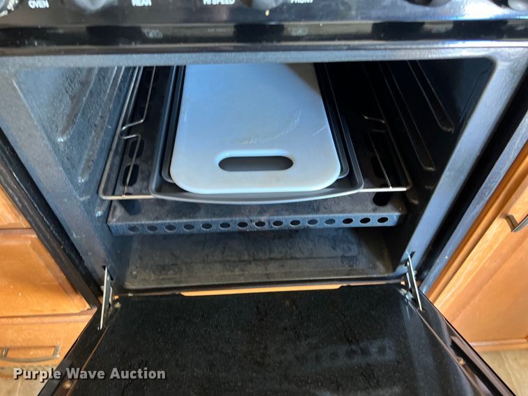 image for item DO2463 2004 Fleetwood Prowler Regal AX6 camper