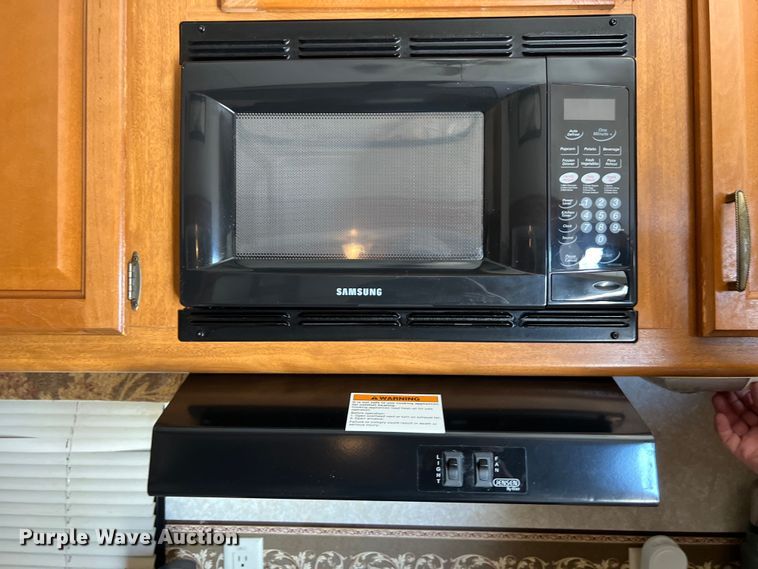 image for item DO2463 2004 Fleetwood Prowler Regal AX6 camper