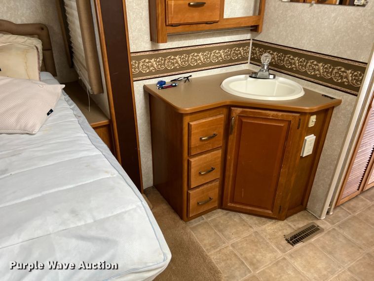 image for item DO2463 2004 Fleetwood Prowler Regal AX6 camper