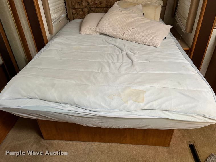 image for item DO2463 2004 Fleetwood Prowler Regal AX6 camper