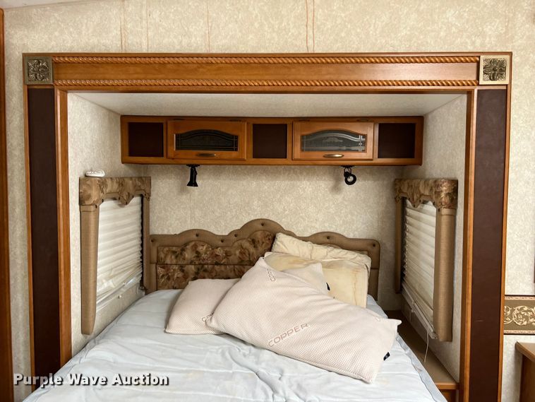 image for item DO2463 2004 Fleetwood Prowler Regal AX6 camper