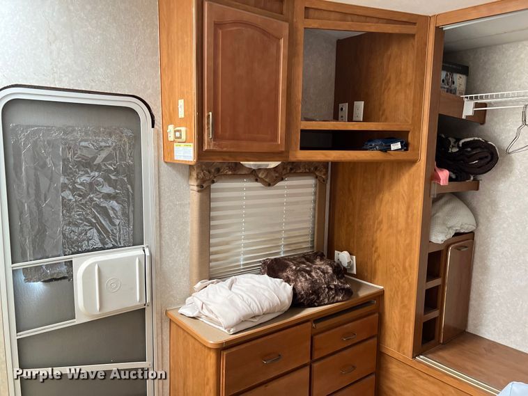 image for item DO2463 2004 Fleetwood Prowler Regal AX6 camper