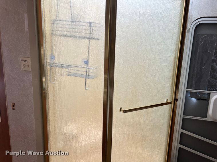 image for item DO2463 2004 Fleetwood Prowler Regal AX6 camper