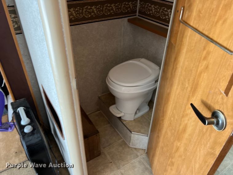 image for item DO2463 2004 Fleetwood Prowler Regal AX6 camper