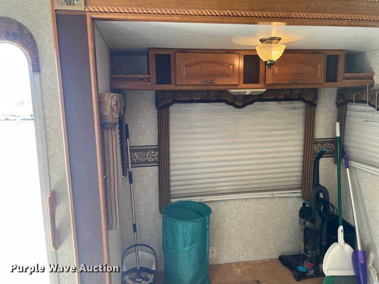 image for item DO2463 2004 Fleetwood Prowler Regal AX6 camper