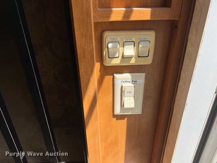 image for item DO2463 2004 Fleetwood Prowler Regal AX6 camper