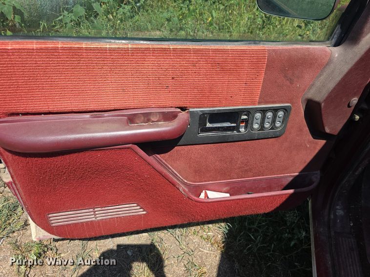 image for item DQ4468 1992 Chevrolet C1500 pickup truck