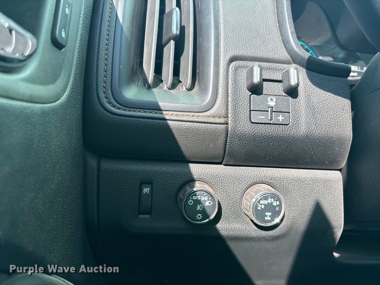 image for item DQ6947 2022 GMC  Canyon Crew Cab pickup truck