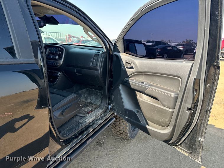 image for item DQ6947 2022 GMC  Canyon Crew Cab pickup truck