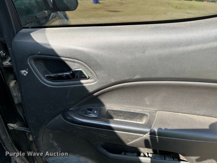 image for item DQ6951 2022 GMC Canyon Crew Cab pickup truck