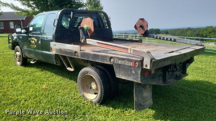 image for item DR4920 2002 Ford F550 Super Duty XLT SuperCab bale bed truck