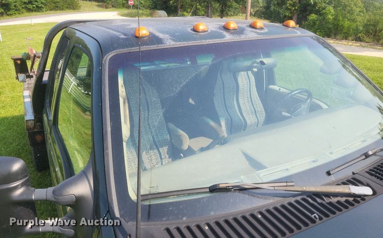 image for item DR4920 2002 Ford F550 Super Duty XLT SuperCab bale bed truck