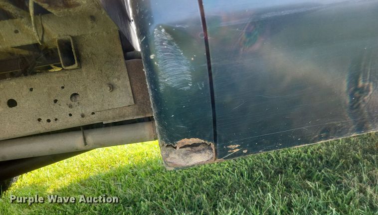 image for item DR4920 2002 Ford F550 Super Duty XLT SuperCab bale bed truck