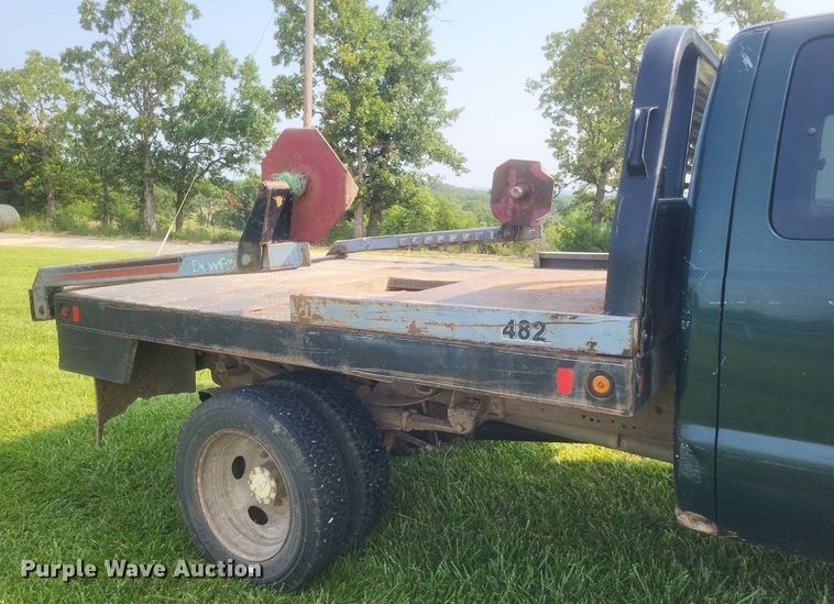 image for item DR4920 2002 Ford F550 Super Duty XLT SuperCab bale bed truck
