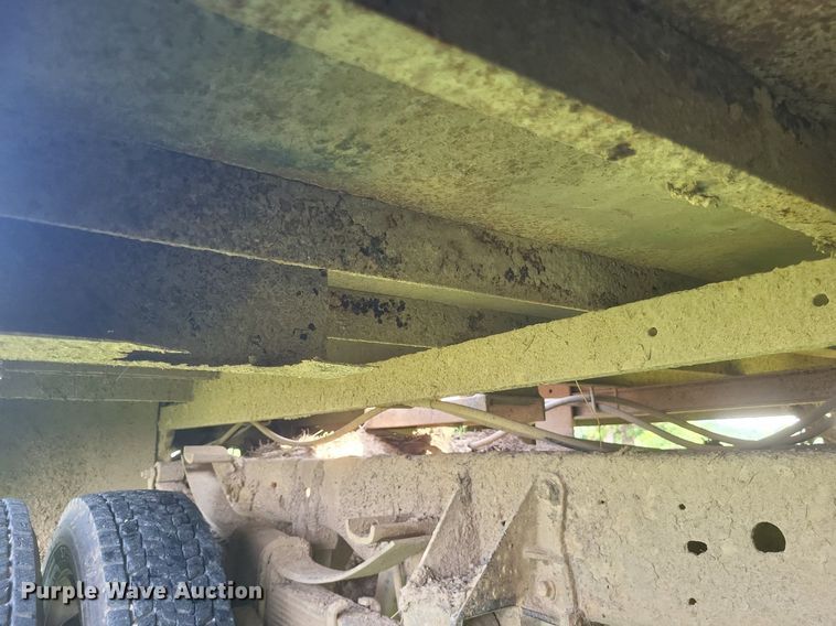 image for item DR4920 2002 Ford F550 Super Duty XLT SuperCab bale bed truck