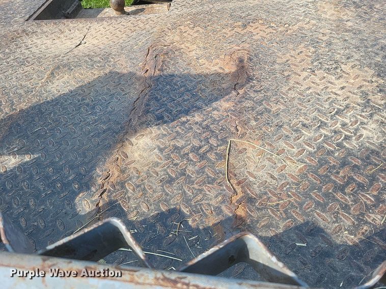 image for item DR4920 2002 Ford F550 Super Duty XLT SuperCab bale bed truck