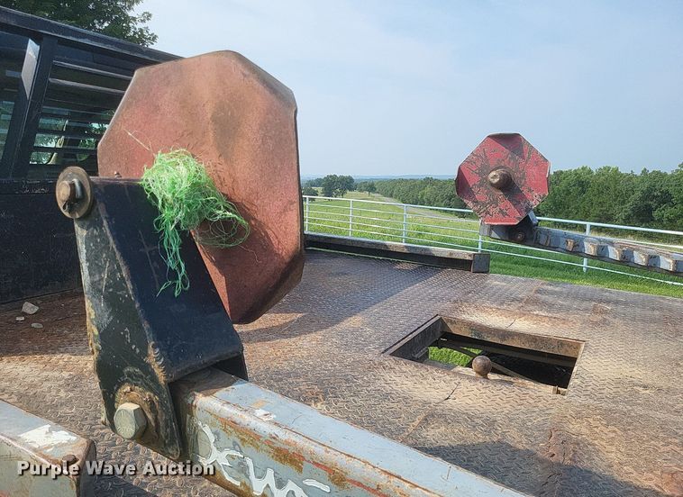 image for item DR4920 2002 Ford F550 Super Duty XLT SuperCab bale bed truck