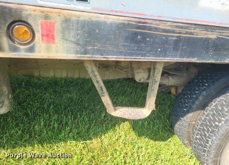 image for item DR4920 2002 Ford F550 Super Duty XLT SuperCab bale bed truck