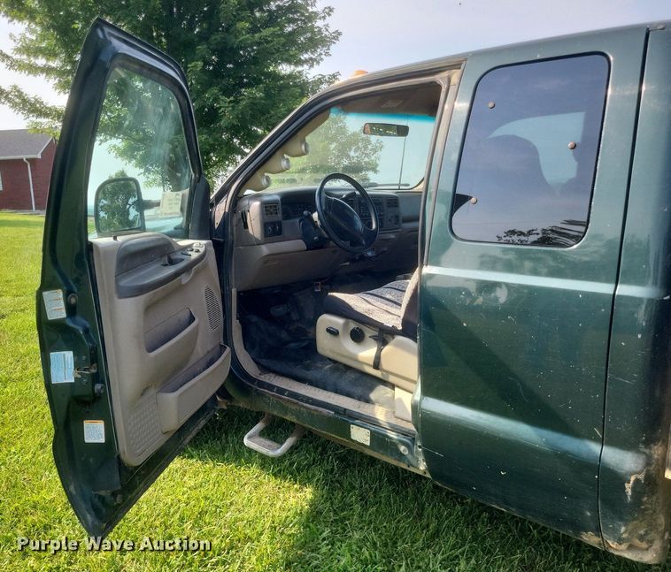 image for item DR4920 2002 Ford F550 Super Duty XLT SuperCab bale bed truck