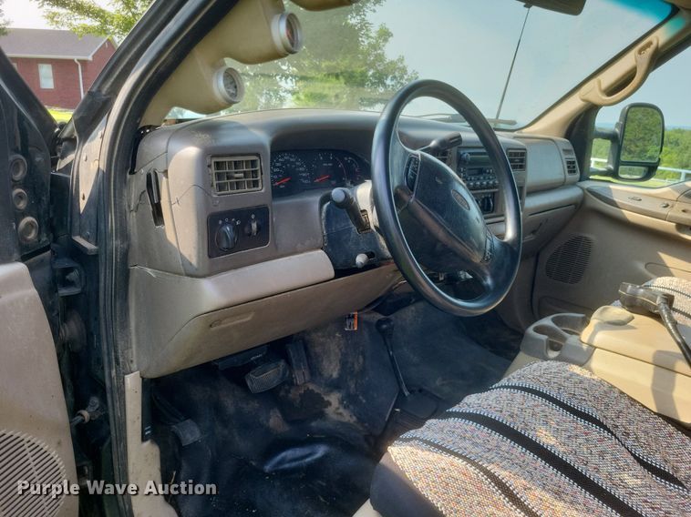 image for item DR4920 2002 Ford F550 Super Duty XLT SuperCab bale bed truck