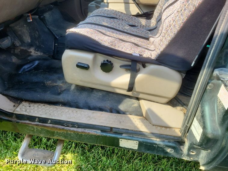 image for item DR4920 2002 Ford F550 Super Duty XLT SuperCab bale bed truck