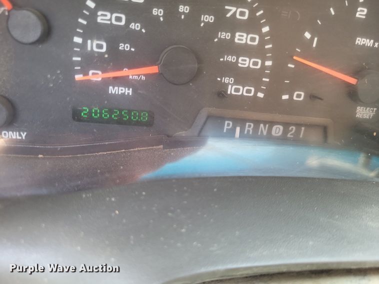 image for item DR4920 2002 Ford F550 Super Duty XLT SuperCab bale bed truck