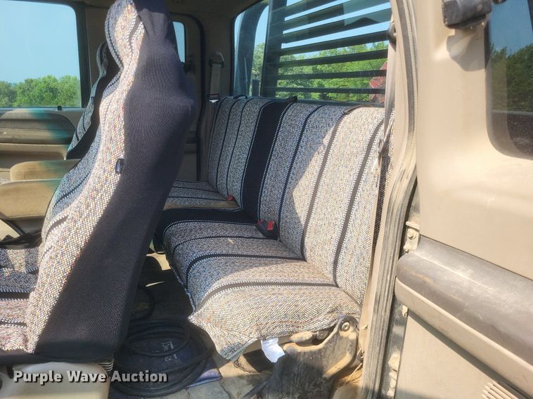 image for item DR4920 2002 Ford F550 Super Duty XLT SuperCab bale bed truck