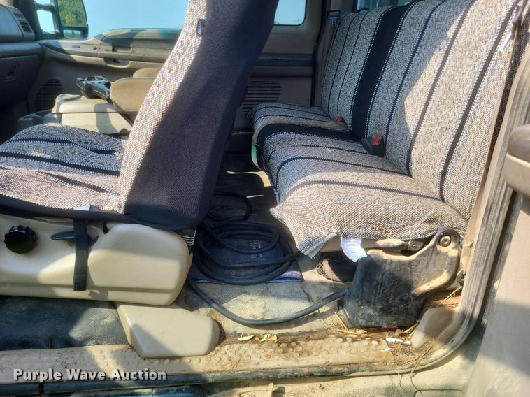 image for item DR4920 2002 Ford F550 Super Duty XLT SuperCab bale bed truck