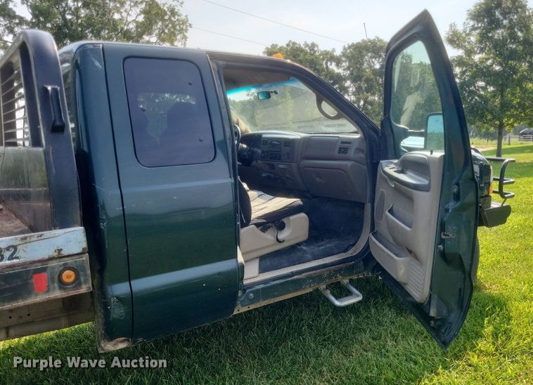 image for item DR4920 2002 Ford F550 Super Duty XLT SuperCab bale bed truck