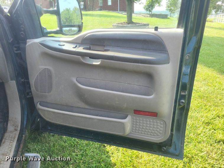 image for item DR4920 2002 Ford F550 Super Duty XLT SuperCab bale bed truck