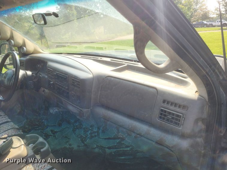 image for item DR4920 2002 Ford F550 Super Duty XLT SuperCab bale bed truck