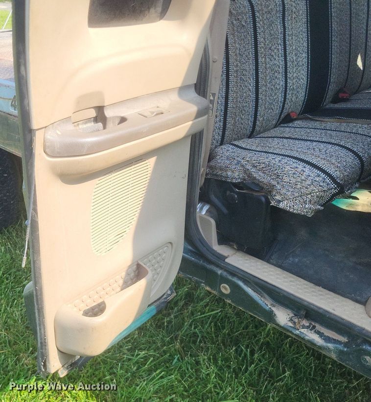 image for item DR4920 2002 Ford F550 Super Duty XLT SuperCab bale bed truck