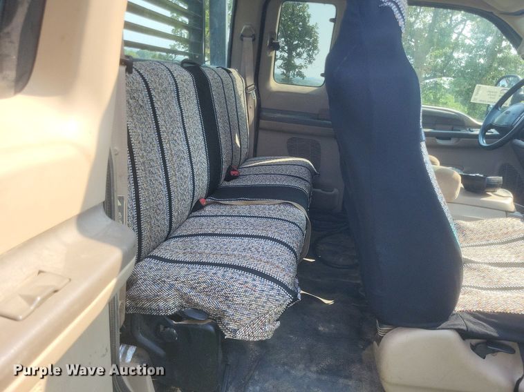 image for item DR4920 2002 Ford F550 Super Duty XLT SuperCab bale bed truck