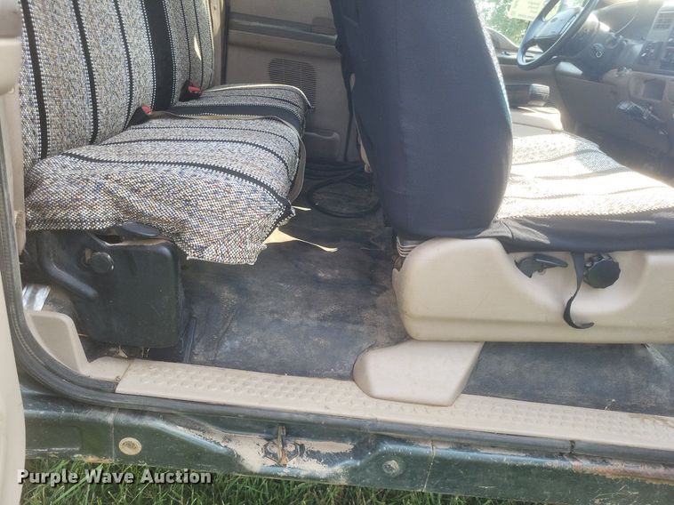 image for item DR4920 2002 Ford F550 Super Duty XLT SuperCab bale bed truck