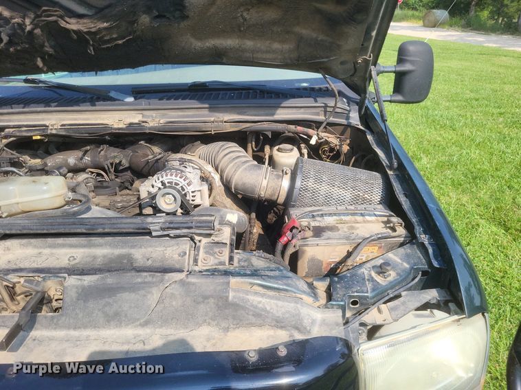 image for item DR4920 2002 Ford F550 Super Duty XLT SuperCab bale bed truck