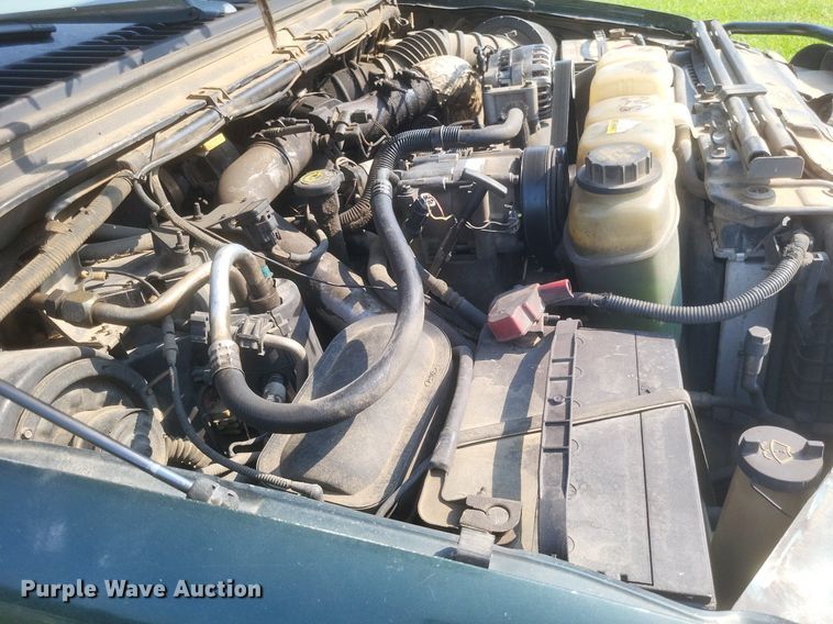 image for item DR4920 2002 Ford F550 Super Duty XLT SuperCab bale bed truck