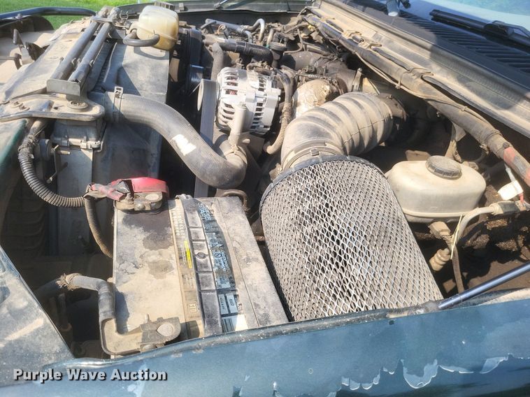 image for item DR4920 2002 Ford F550 Super Duty XLT SuperCab bale bed truck