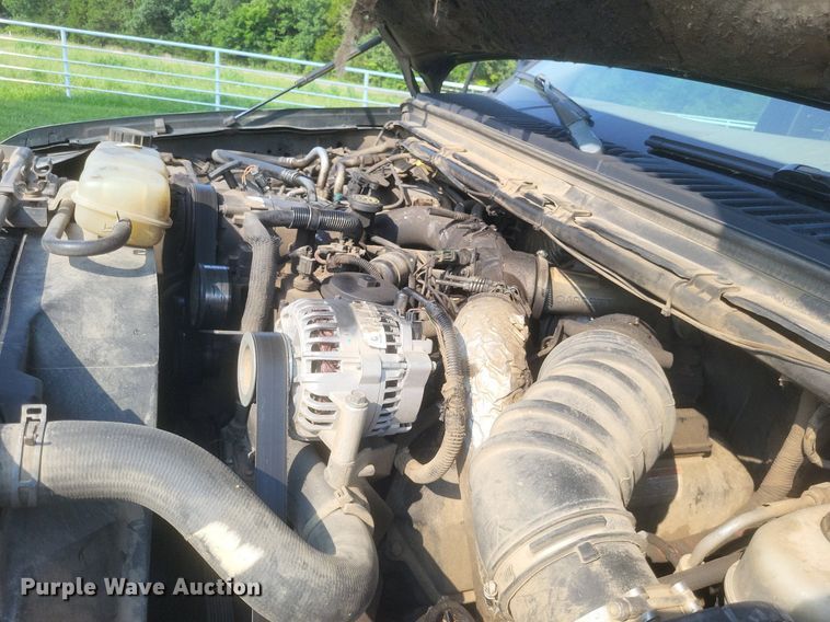 image for item DR4920 2002 Ford F550 Super Duty XLT SuperCab bale bed truck