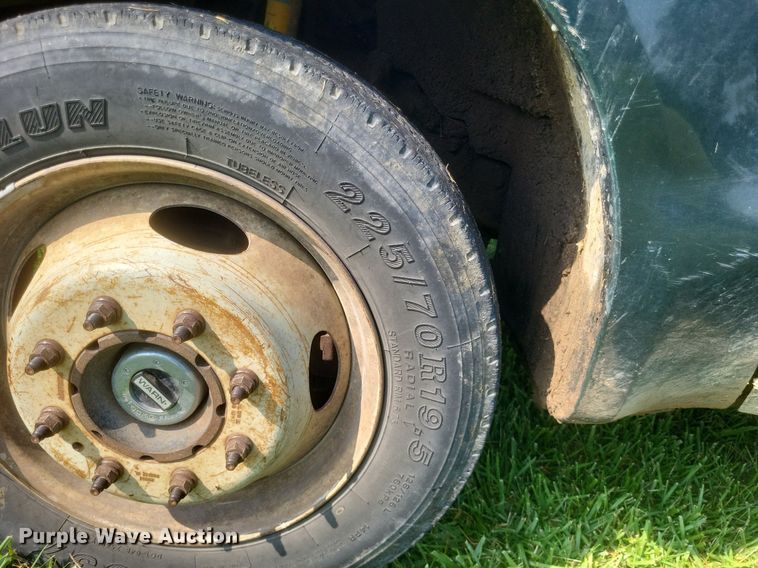 image for item DR4920 2002 Ford F550 Super Duty XLT SuperCab bale bed truck